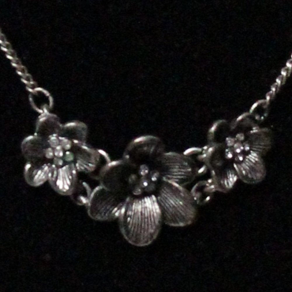 Marked Fossil 3 Flower Lobster Clasp Silvertone Fashion Chain Necklace - Picture 9 of 11